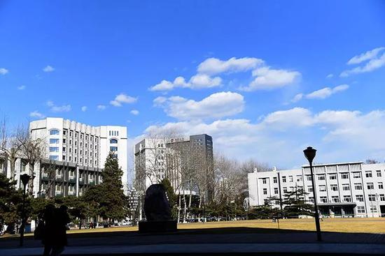 2019年3月13日,中国人民大学校园里,人们来到户外享受阳光。新京报记者 王贵彬 摄
